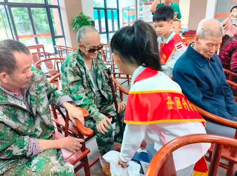 两岸少年敬老行！情暖仓山区社会福利中心！
