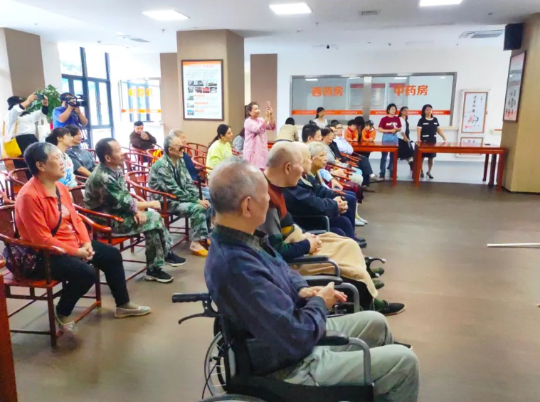 两岸少年敬老行！情暖仓山区社会福利中心！
