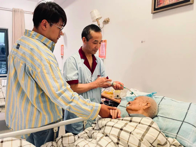 真情照护失能老人！96岁老人家属为国德护理员送来锦旗！