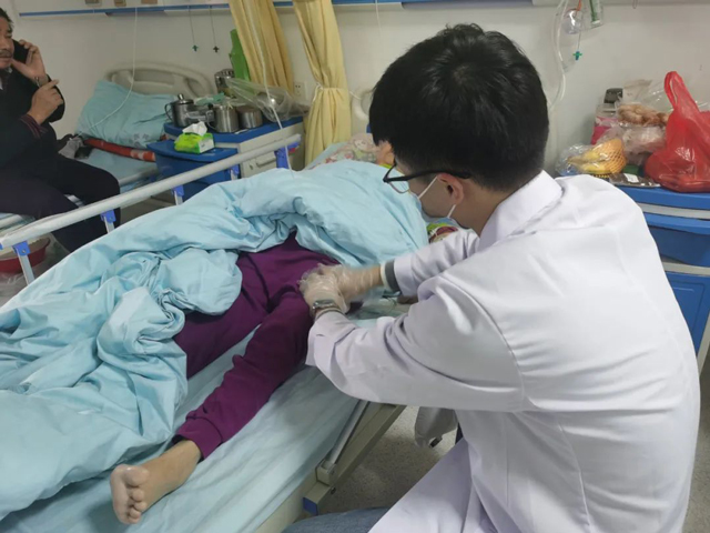 国德家庭病床！以爱治愈“恐医”老人！