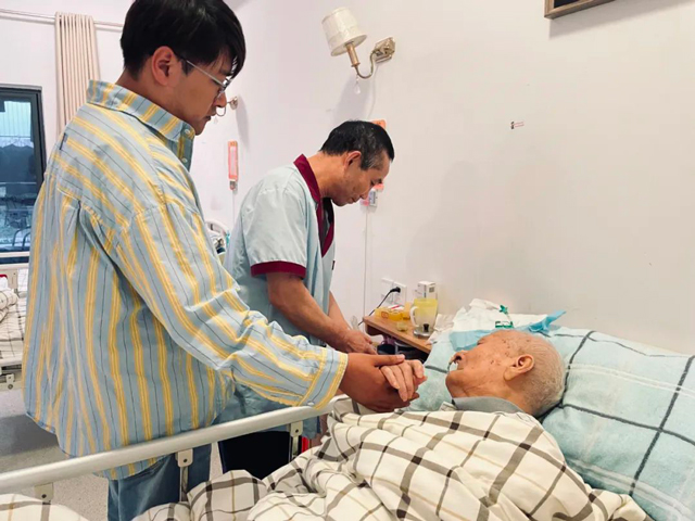 真情照护失能老人！96岁老人家属为国德护理员送来锦旗！