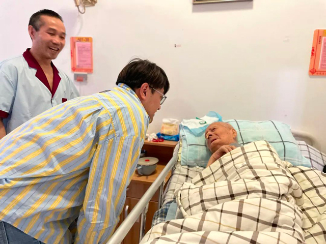 真情照护失能老人！96岁老人家属为国德护理员送来锦旗！