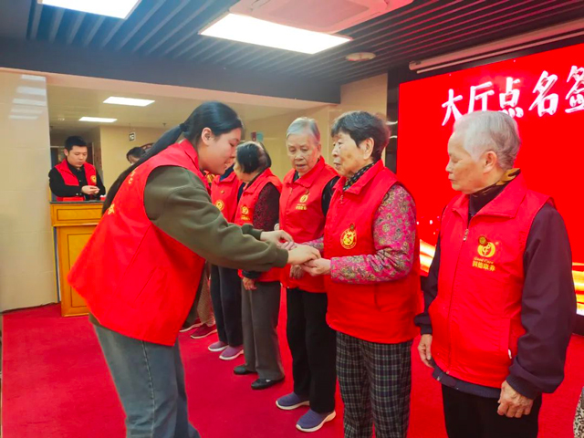 让爱传递！银龄遇见“志愿红”！