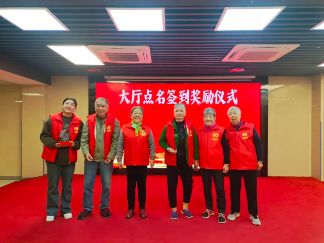 让爱传递！银龄遇见“志愿红”！