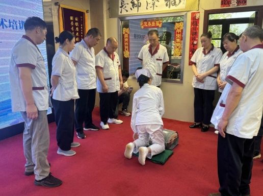 福州大学附属省立医院重症护理专科团队走进国德老年康养中心开展"急性心肌梗死防治"专题培训