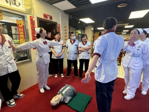 福州大学附属省立医院重症护理专科团队走进国德老年康养中心开展"急性心肌梗死防治"专题培训