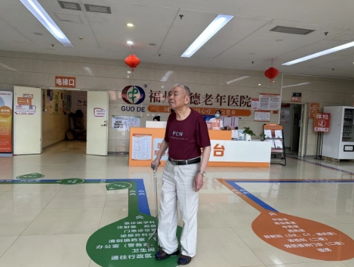 锦旗致谢！国德中医馆让长者时爷爷“腰杆直了、走路稳了、胃口都变好了”！