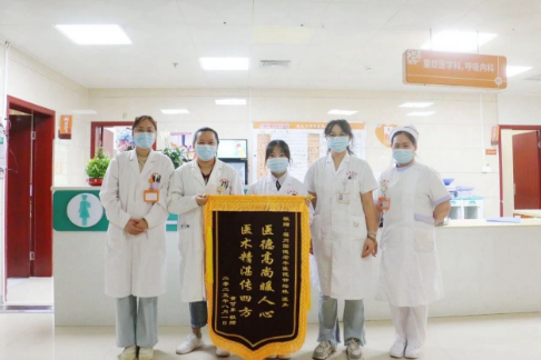 以温暖守护生命终章！国德呼吸科获家属锦旗致谢！