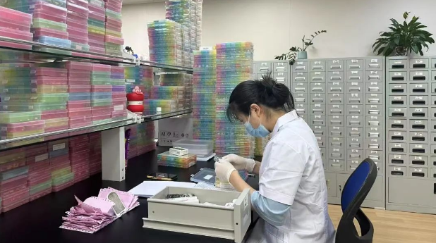 老人药多易乱？国德精准分药七日装，机器人配送防错漏