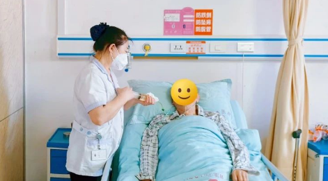 国德医护巧解高龄难题，家属真情致谢点赞