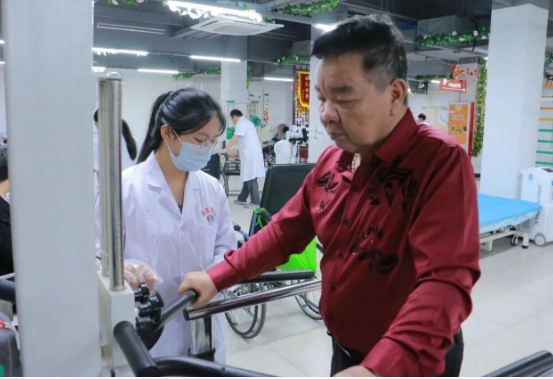 “床边 + 大厅” 双轨并行，康复服务让老年人养老更有“医”靠