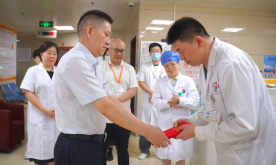 表彰！国德周豪医生：于细微处暖人心，于平凡中显担当