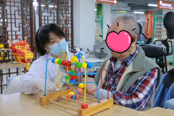 “床边 + 大厅” 双轨并行，康复服务让老年人养老更有“医”靠