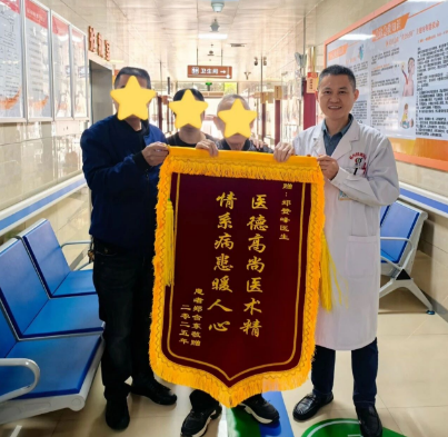 “我坐着轮椅进来，自己走着出去，短短十几天，国德康复医学科就把我从绝望里拉回来了!”