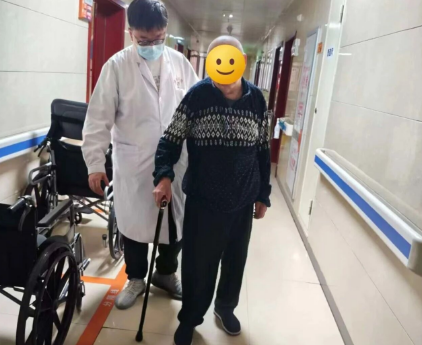 93岁高龄骨折后只能卧床？国德康复团队让他重新站了起来！