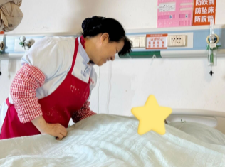 一面锦旗，一封感谢信，致敬国德护理员吴月玉的温暖守护