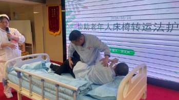 告别“蛮力”，学会“巧力”！看国德护理员如何守护长者的每一步