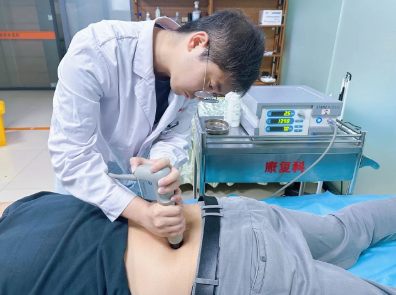 不开刀、不针灸？中医馆引进“体外冲击波”：把疼痛“打”碎在体外