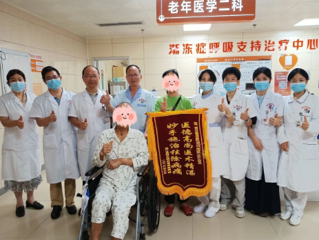 一面锦旗，一封长信，一个74岁老人从危重到逆转的重生路