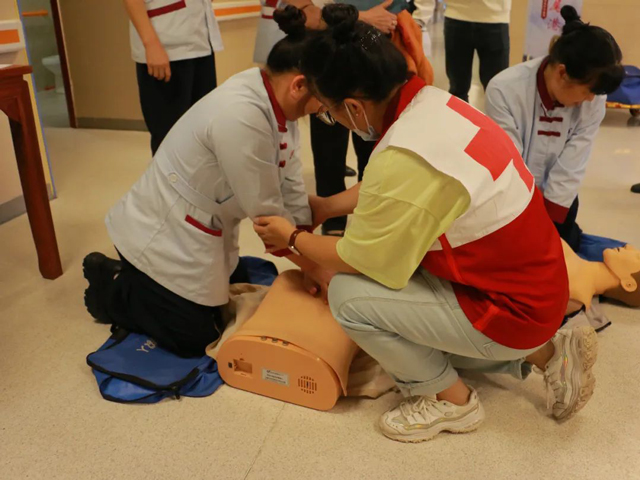 急救教育全覆盖！国德护理员集体取得红十字救护证！